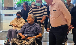 Berkerusi roda, berkain pelekat - Mahathir minum kopi di Pavilion 