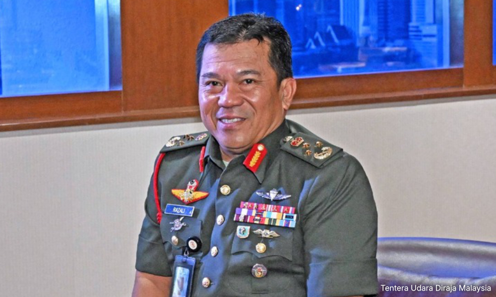 Bekas ketua pengarah perisikan didakwa rasuah