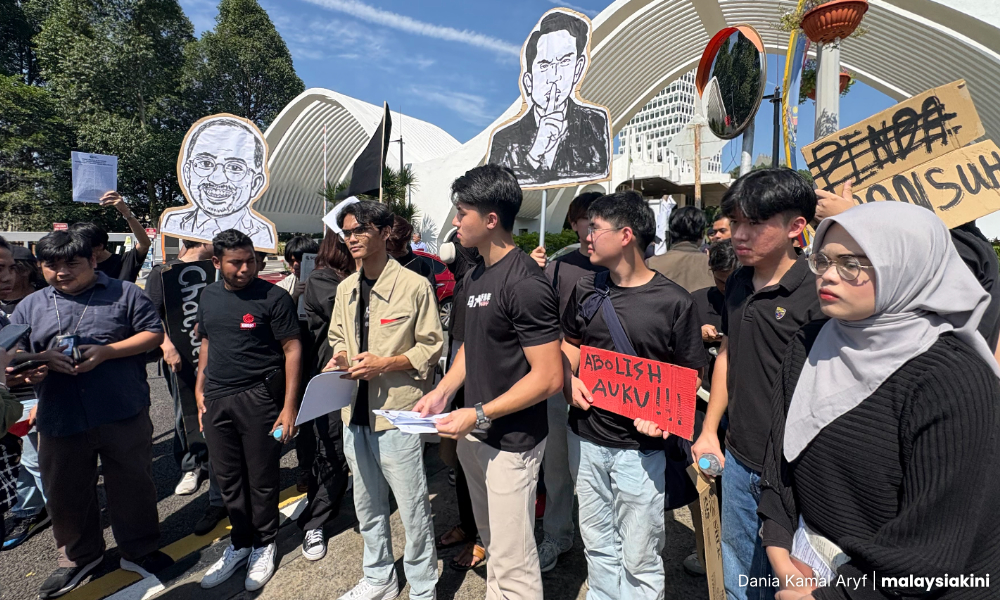 背弃废除大专法令承诺,学生向阿当“吹哨发红牌”