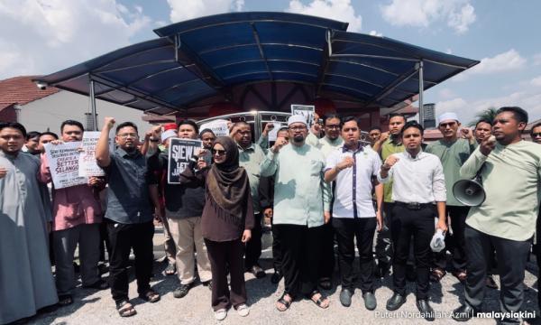 Isu ternak babi: PAS demo depan pejabat Adun Seri Kembangan