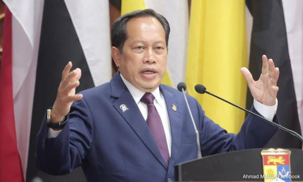 Did not flee, so he is innocent - Ahmad Maslan defends Najib