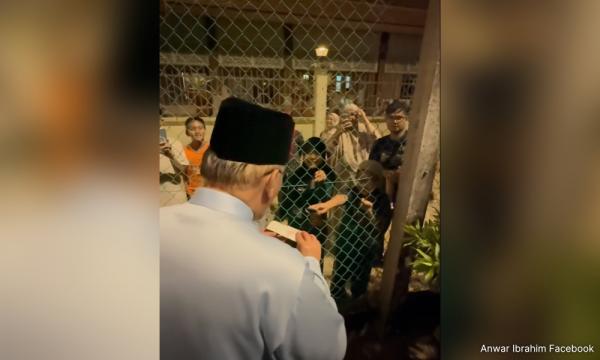 Siblings' RM7 Hari Raya gift moves PM to return kindness
