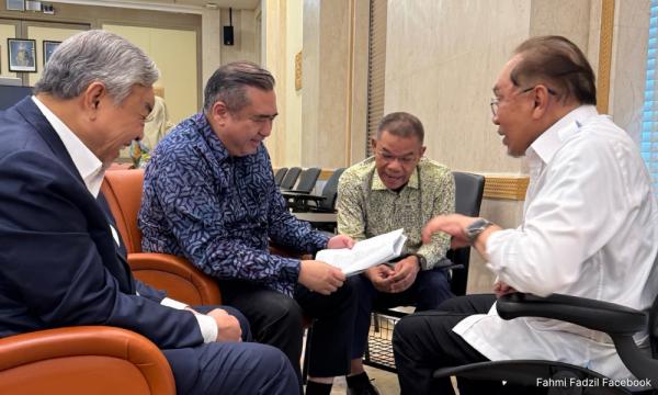 ULASAN l Gegaran di Seremban, gempa di Putrajaya: Siapa kuasai Umno