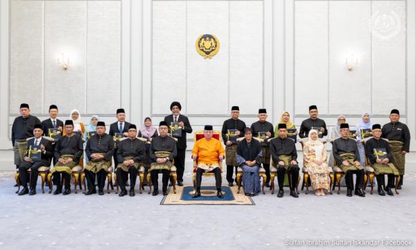 Agong kurnia surat cara pelantikan kepada 14 hakim