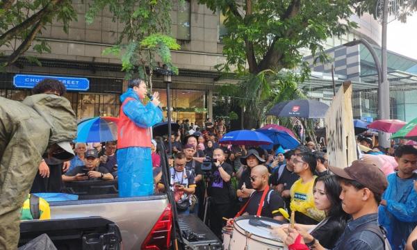 Hujan tak patahkan semangat peserta demo Tangkap Azam Baki