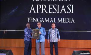 Malaysiakini journalist receives EAIC award