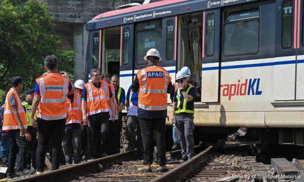 Empat gerabak tren tergelincir dibawa ke depot untuk pemeriksaan