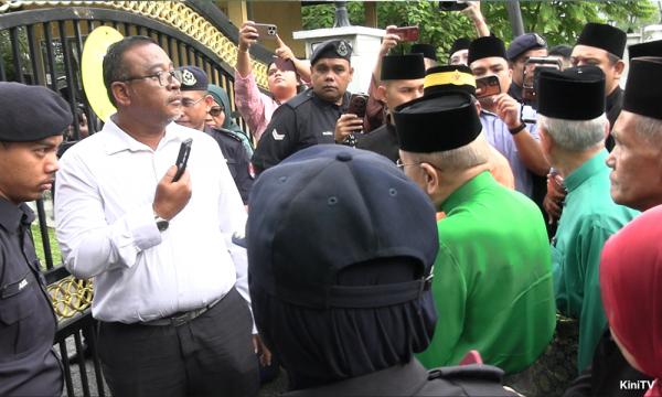 Commotion in Tampin as cops bar N Sembilan chieftains from attending special meet