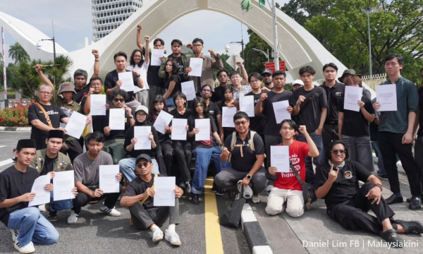 Activists march to Parliament demanding RCI into MACC 'corporate mafia' claims