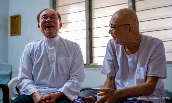 Anwar ziarah sahabat lama Syed Hamid di Batu Pahat