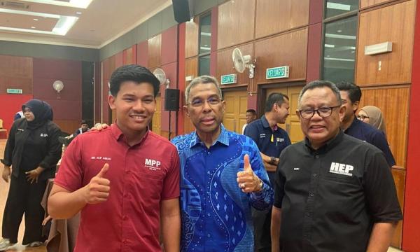SNAPSHOT | Umno man, Nik Aziz's grandson reconcile