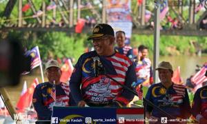 Supplier apologises for 13-point star on Sanusi's Jalur Gemilang shirt