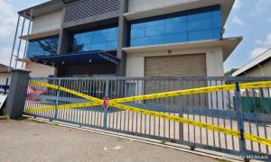 古来工厂倒旗案：警方捕扣本地女子和外籍保安
